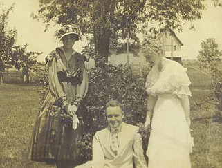 Photo courtesy the Kingdom of Callaway Historical Society
Louise Tyler (Left), Mortie Lynn Tyler (Right) & Lee Whitlow. Mortie Lynn & Lee were married October 27, 1920.